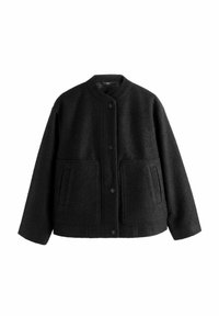 Sort uldjakke med rund hals, frontknapper, to store påsatte lommer og en blød tekstureret overflade. Casual og afslappet pasform.