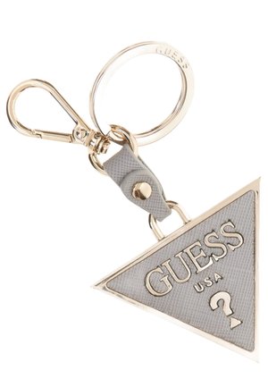 Portachiavi con un design triangolare in finta pelle grigia, dettagli in metallo dorato e logo "GUESS USA" in rilievo con un dettaglio a forma di punto interrogativo.