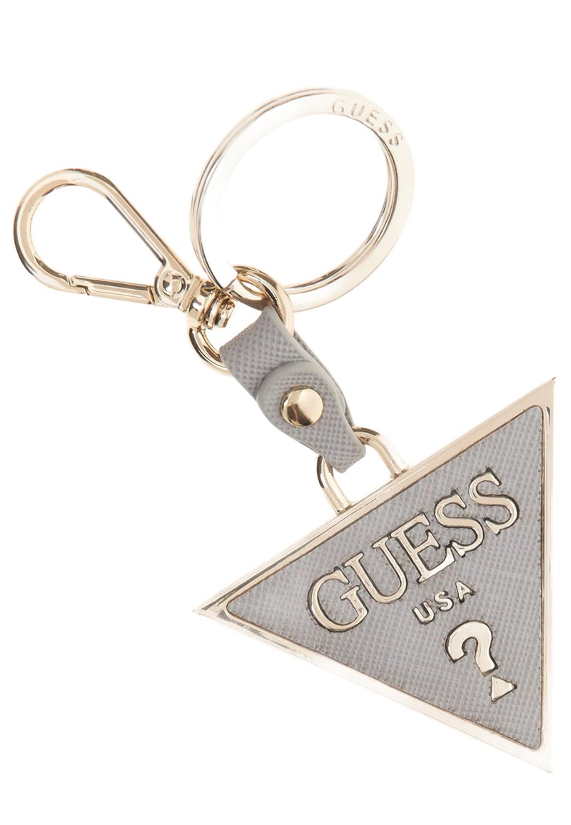 Portachiavi con un design triangolare in finta pelle grigia, dettagli in metallo dorato e logo "GUESS USA" in rilievo con un dettaglio a forma di punto interrogativo.