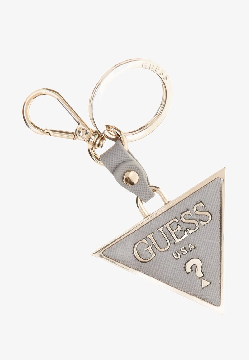 Portachiavi con un design triangolare in finta pelle grigia, dettagli in metallo dorato e logo "GUESS USA" in rilievo con un dettaglio a forma di punto interrogativo.