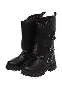 Stivali alti fino al ginocchio in pelle nera con una finitura testurizzata, dotati di tre fibbie metalliche e una zip laterale, e una suola in gomma spessa.