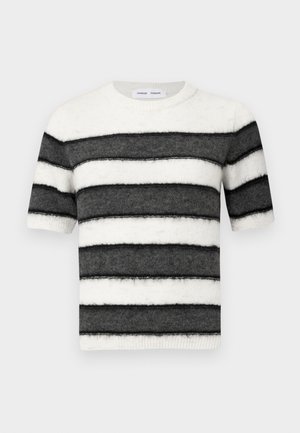 Suéter de punto de manga corta a rayas en blanco y negro. Textura suave con rayas en contraste, cuello redondo y puños y dobladillo acanalados.