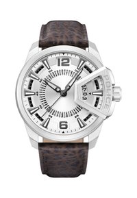 Zilveren horloge met een getextureerde bruin leren band. Heeft een gelaagde wijzerplaat, opvallende uurmarkeringen en een unieke zeshoekige kroon.