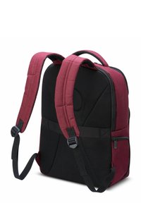Mochila color burdeos con correas de hombro acolchadas y panel trasero de malla negra, que incluye un bolsillo con cremallera en el lado y un asa superior para llevarla.