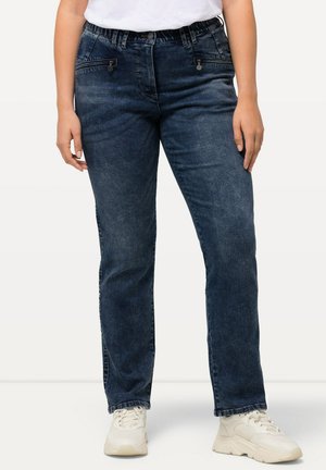 Dunkelblaue Jeans aus Denim mit geradem Bein, elastischem Bund, Fronttaschen und dezenten Verblassungen. Tragen Sie sie mit hellen Sneakers.