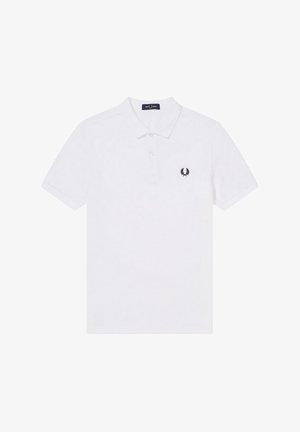 Polo bianco realizzato in cotone, con un colletto a due bottoni, maniche corte e un logo ricamato di colore nero sul lato sinistro del petto.