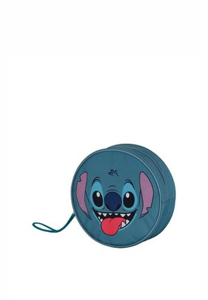 Ronde tas van zacht stof met een blauw karakter gezicht met grote ogen, roze oren en een opvallende tong. Met ritsluiting en handvat.