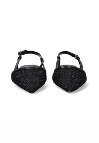 Las bailarinas tejidas en negro cuentan con una punta afilada, una correa ajustable y un material texturizado. El material tiene un acabado mate con patrones de tejido distintivos.