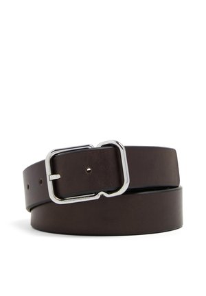Ceinture en cuir brun foncé avec une boucle rectangulaire argentée polie sur fond blanc.