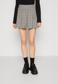 Hollister Co. ULTRA HIGH-RISE PLEATED SKATER SKORT - Šortai - CLOUD DANCER/PORTABELLA/BLACK HOUNDSTOOTH