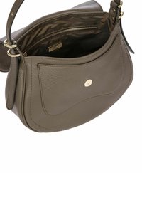 Sac à bandoulière en cuir gris foncé de forme arrondie. Dispose d'une poche avant, d'une fermeture à rabat et d'une poche zippée intérieure.