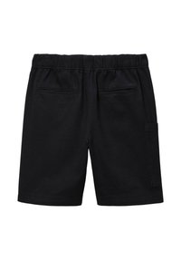 Shorts noirs en coton avec une taille élastique, deux poches arrière et une poche cargo sur le côté. Le tissu a une texture lisse.