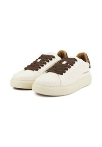 Sneakers bianchi in pelle con lacci in tessuto marrone e interno coordinato. Punta arrotondata, suola piatta, dettagli cuciti e branding sottile sul lato.