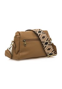 Bolso cruzado de cuero marrón claro con superficie texturizada, un bolsillo trasero con cremallera y una correa de tela con un patrón de diseños geométricos.