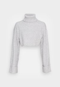 Jasnoszary, krótki sweter z golfem o prążkowanej strukturze, szerokimi rękawami i podwiniętymi mankietami. Miękki materiał i luźny krój.