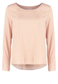 Blouse rose pâle à manches longues avec un motif de couture verticale subtil, encolure arrondie et ourlet légèrement incurvé à l’avant et à l’arrière.