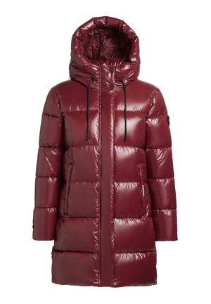 Sjajna bordo prošivana jakna s velikim kapuljačom, crnim vezicama, prednjim džepovima i prednjim patentnim zatvaračem sa drukerima.