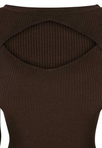 Top marrone a coste con scollatura ampia e schiena aperta con design a taglio. La texture è morbida e attillata, evidenziando la forma.