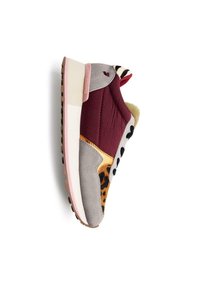 Botte multicolore avec des accents maroon, gris et imprimé léopard. Matériaux en daim et synthétiques avec un dessus texturé et une semelle rembourrée.