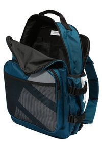 Teal Adidas ryggsäck med ett nätfack fram, en stor huvudfack och justerbara remmar. Har vitt logotyp och svarta detaljer.