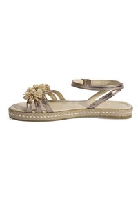 Bronzene Sandalen mit einem geflochtenen Riemendesign, versehen mit einem floralen Akzent an der Zehe und einer strukturierten Espadrille-Sohle.