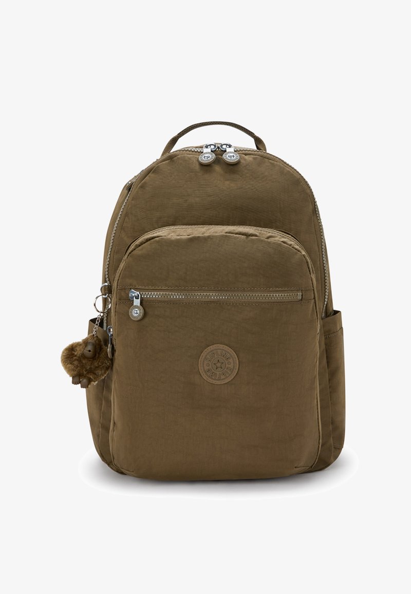 Ruskea nailonreppu, jossa on etutasku vetoketjulla, kaksi päävetoketjua, sivutaskut, yläkahva ja kiinnitetty pieni pörröinen avaimenperä.