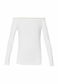 Pull blanc à manches longues, épaules dénudées, avec une texture côtelée et des accents cloutés dorés le long du décolleté.