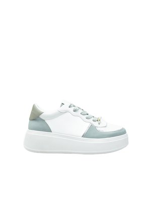 Sneaker platform bianche e verde chiaro con una finitura in pelle liscia e camoscio, caratterizzate da una punta tonda, chiusura con lacci e dettagli decorativi.