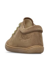 Hnědé semišové boty s nízkým kotníkovým designem, s zelenými tkaničkami, hladkou gumovou podrážkou a texturovaným zadním dílem. Vytlačené jméno značky.