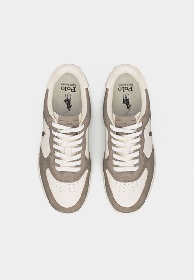 Ζευγάρι λευκά και γκρι αθλητικά παπούτσια Polo Ralph Lauren με κορδόνια, σε θέαση από επάνω σε απλό ανοιχτό φόντο.