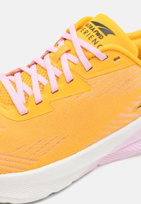 Altra FWD EXPERIENCE ROAD - Scarpe da corsa su strada - pink/orange