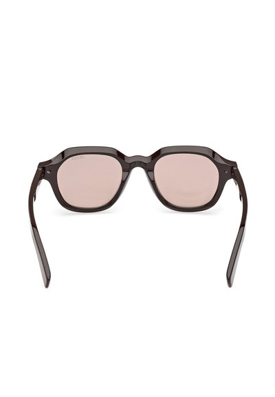 Zonnebril met donkere bruine plastic frame, rechthoekige vorm en roze lenzen. Inclusief rechte pootjes met een glanzende afwerking.