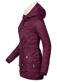 Bordeaux geïsoleerde jas met een faux fur-voering in de capuchon, ritszakken, elastische taille en textuurpanelen op de schouders. Voorzien van drukknoop- en ritsafsluitingen.