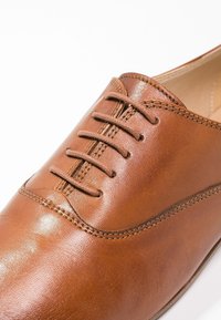 Pier One Derbies - cognac