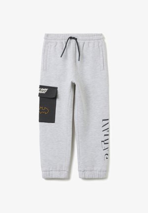 Pantalones deportivos grises con cintura ajustable, puños elásticos, bolsillos laterales y una parche negro con el texto "Batman" y "The Dark Night".