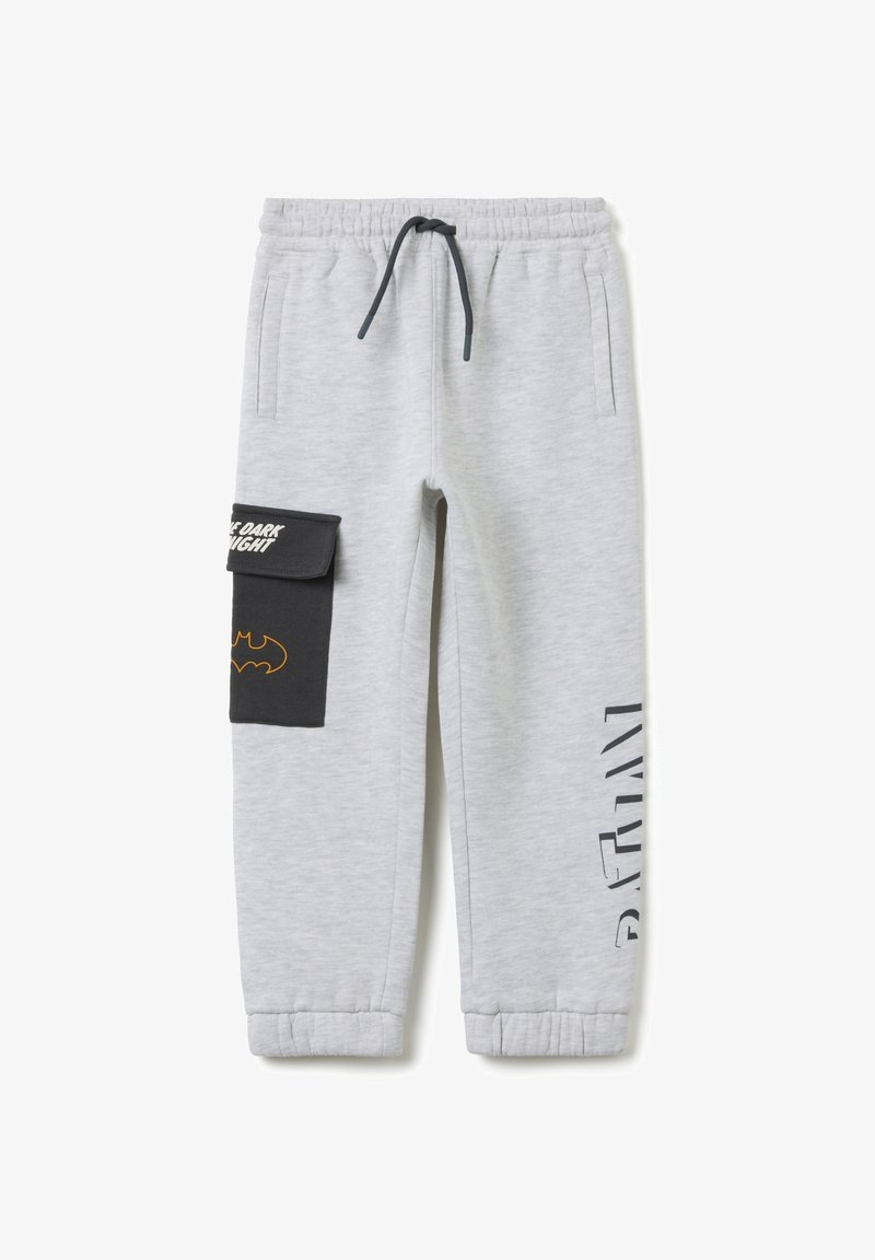 Grijze sweatpants met een trekkoord in de taille, elastische boorden, zijzakken en een zwarte patch met de tekst "Batman" en "The Dark Knight".