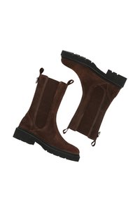 Botas de tobillo de ante marrón con paneles laterales elásticos y tiradores, que cuentan con una suela de goma negra texturizada para agarre y durabilidad.
