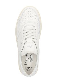 Weißes Leder-Sneaker mit perforierten Details, flachen Schnürsenkeln und einer cremefarbenen Gummisohle. Mit Branding auf der Innensohle und der Ferse.