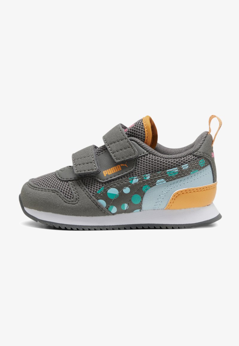 Harmaa verkkokangas- ja nappa-nahkalenkkari, jossa on teal-kohokuvioita ja oransseja yksityiskohtia. Varustettu tarranauhoilla ja valkoisella kumipohjalla.