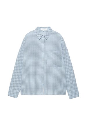 Hellblaues Hemd mit langen Ärmeln, Knopfleiste, dunklem Karomuster und Brusttasche, flach auf weißem Hintergrund liegend.