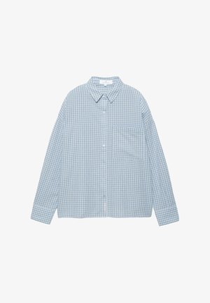 Cămașă cu mâneci lungi, cu nasturi, de culoare albastru deschis, cu model în carouri întunecate și buzunar la piept, așezată plata pe un fundal alb.