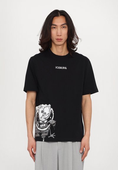 Tricou din bumbac negru, cu un print grafic al unui personaj de desene animate pe lateral și logo-ul "ICEBERG" alb pe piept. Croială standard.