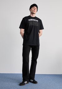 adidas Originals Marškinėliai su spaudiniu - black