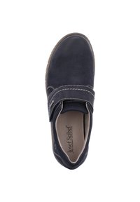 Scarpa in pelle blu scuro con cinturino in velcro, forma arrotondata, rivestimento interno beige, cuciture bianche a contrasto e superficie superiore texturizzata.