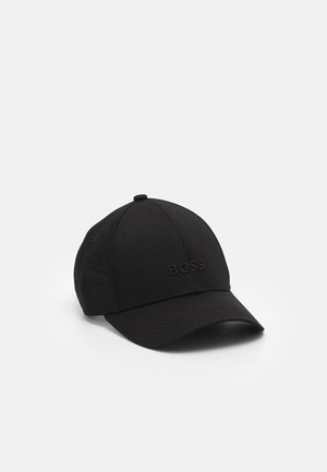 Sort baseball cap lavet af stof, med en buet skygge, seks panels design og præget "BOSS" logo foran.