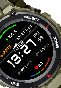 Montre GPS avec un bracelet en silicone vert olive, affichage numérique présentant l'heure, la date, le rythme cardiaque, les calories et le nombre de pas, avec plusieurs boutons de contrôle.