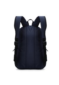 Sac à dos bleu marine avec des bretelles rembourrées, un dos structuré et deux poches latérales. Fabriqué en matériau synthétique durable.