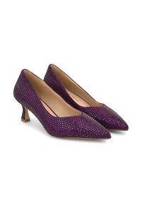Talons aiguilles violettes avec un tissu texturé à motif en croix, un talon bloc bas et une doublure intérieure nude.