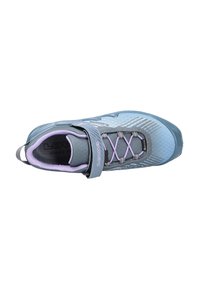 Chaussure de sport grise et bleu clair avec une surface texturée, une sangle ajustable et des accents roses. Équipée d'une semelle en caoutchouc et d'un design à lacets.