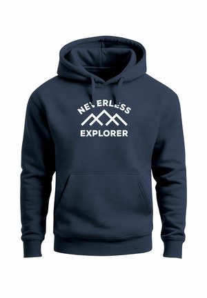 Marineblauer Hoodie aus weichem Stoff, ausgestattet mit einer vorderen Kängurutasche und einer Kapuze mit Kordelzug. Weißer Schriftzug mit Berggrafiken trägt die Aufschrift "NEVERLESS EXPLORER."